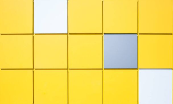 Painéis de parede de plástico quadrado amarelo brilhante, branco e cinza. Design moderno da moda. A principal tendência de cor de 2021. Lugar para escrever texto, anúncios, anúncios - Foto, Imagem