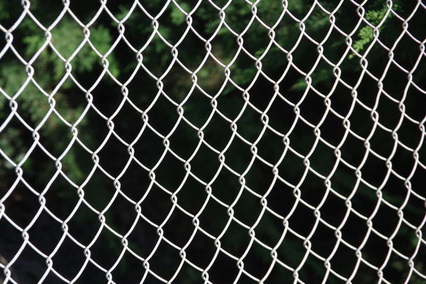 Visão de close-up de foco seletivo de quadro completo de um segmento de uma cerca de ligação em cadeia - Foto, Imagem
