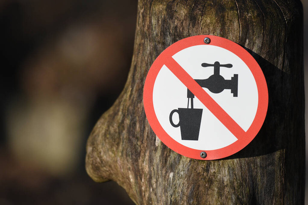 Assine "Sem água potável" em Salzburg Zoo, Áustria, Europa - Foto, Imagem