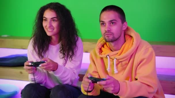 gamers spelen videospelletjes met joysticks - Video