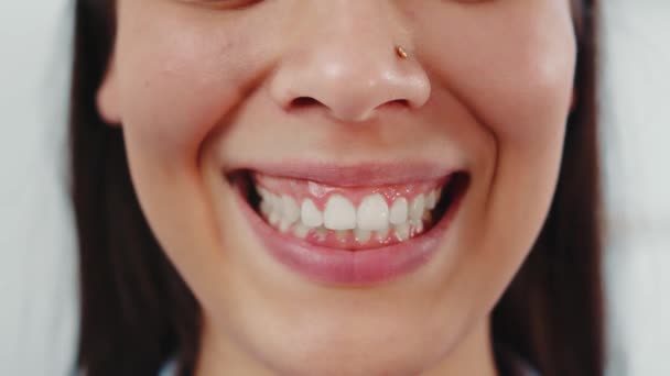 Dokonalé ženské zuby zblízka. Žena, která se upřímně usmívá a má bílé čisté zuby. - Záběry, video