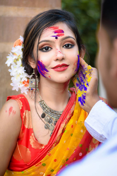 Pareja joven jugando con colores en el festival de colores llamado Holi, popular festival hindú celebrado en toda la India. (enfoque selectivo) - Foto, Imagen
