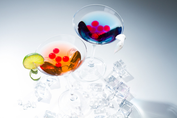 Cocktail with whisky and raspberry sphere - 写真・画像