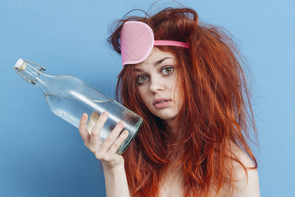 mulher sono desculpa garrafa álcool emoções férias azul fundo - Foto, Imagem