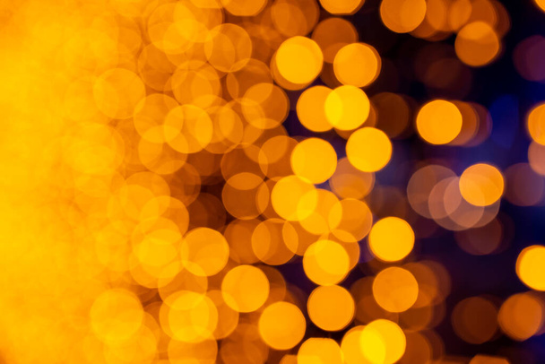 Абстрактный боке-фон Рождества. Боке из гирлянд. фон для скринсейвера. Разряженный свет. Размытый боке с жёлтыми огнями - Фото, изображение