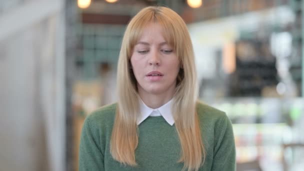 Πορτρέτο της λυπημένης νεαρής γυναίκας κλαίει προς την κάμερα  - Πλάνα, βίντεο