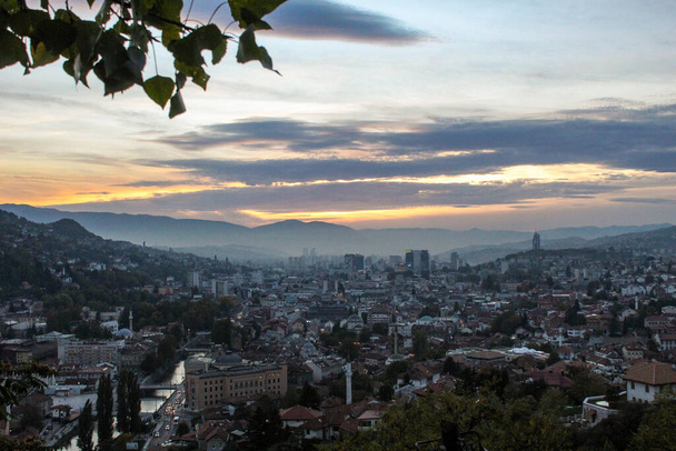 Ciudad de Sarajevo. Sarajevo después del atardecer. Panorama de la ciudad de Sarajevo después del atardecer. - Foto, imagen