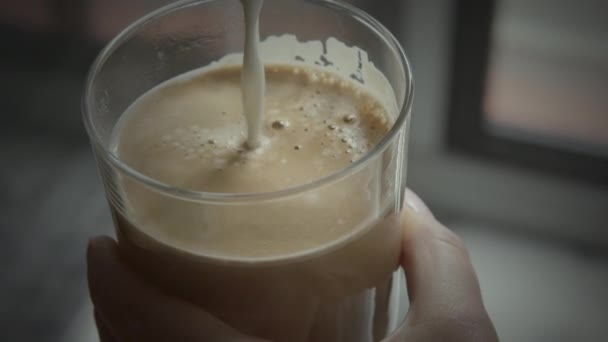 Latte recién hecho terminado con espuma de leche - Metraje, vídeo