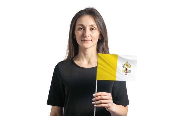 Ευτυχισμένη νεαρή λευκή κοπέλα που κρατά τη σημαία του Βατικανού απομονωμένη σε λευκό φόντο. - Φωτογραφία, εικόνα