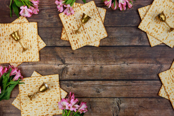 Pascha achtergrond met matzah en wijnkopjes. Joodse feestdag. - Foto, afbeelding