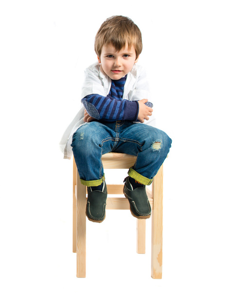Kid kädet ristissä puinen tuoli
 - Valokuva, kuva
