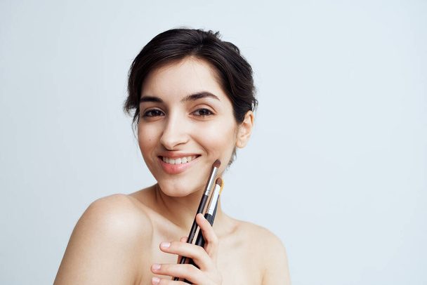 Bella donna spalle nude trucco pennello cosmetici cura della pelle - Foto, immagini