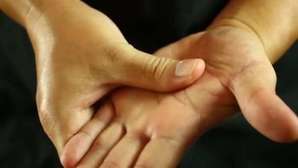 Muž masíruje ruce ve studiu - Záběry, video