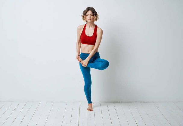 Woman in leggings bent her leg and Yoga Fitness meditation - Zdjęcie, obraz