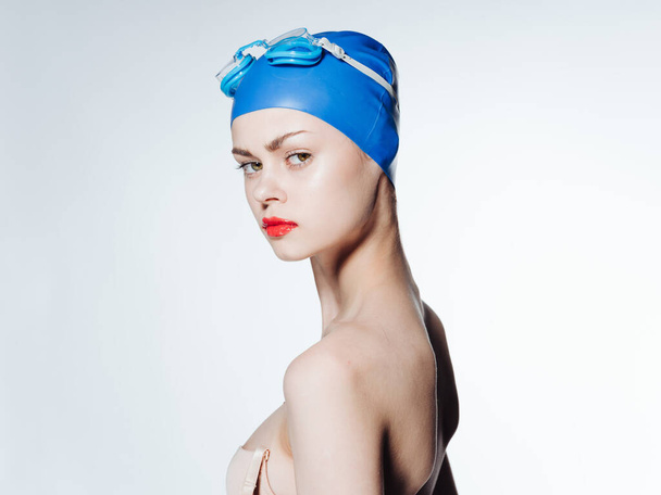 Mulher bonita com lábios vermelhos azul nadador modelo de mergulho - Foto, Imagem