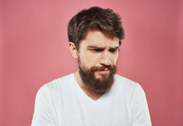 Homem emoções tristeza branco t-shirt rosa fundo - Foto, Imagem