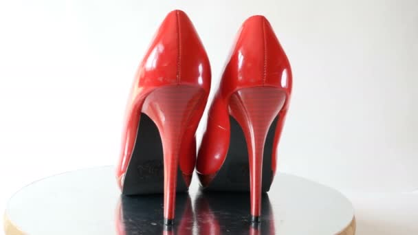 Sapatos vermelhos em altas colinas rotação no fundo claro, close-up - Filmagem, Vídeo