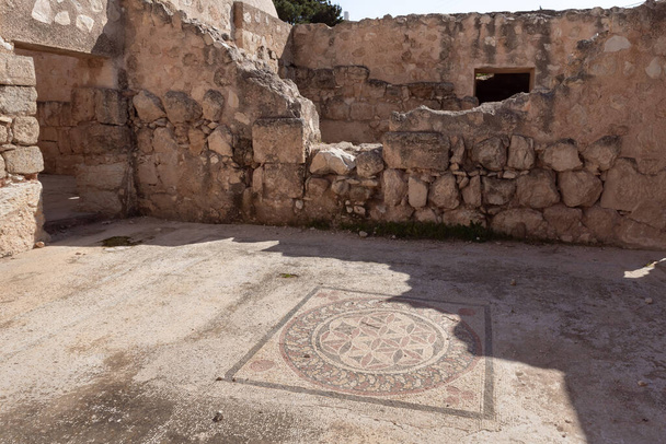 Bysantin valtakunnan ajan piha lähellä kuningas Herodeksen palatsin ulomman osan raunioita Herodionissa, Juudean autiomaassa, Israelissa - Valokuva, kuva