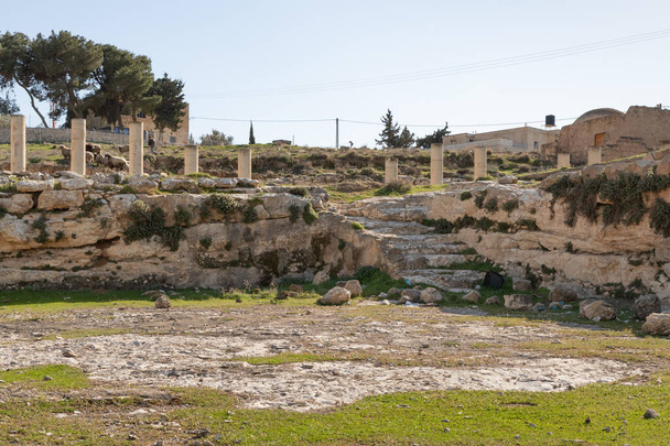 Kral Herod 'un sarayının dış kısmındaki havuzun kalıntıları İsrail' in Yahudiye Çölü 'ndeki Herodion. - Fotoğraf, Görsel