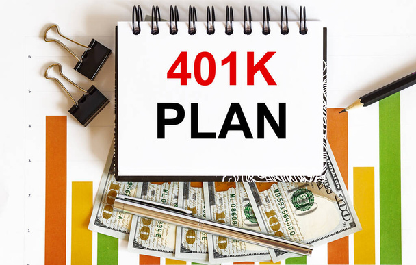 Ноутбук с инструментами и примечаниями о 401K план, бизнес - Фото, изображение