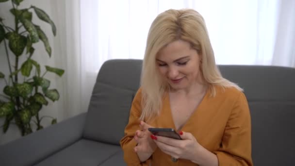 mulher e smartphone em um apartamento - Filmagem, Vídeo