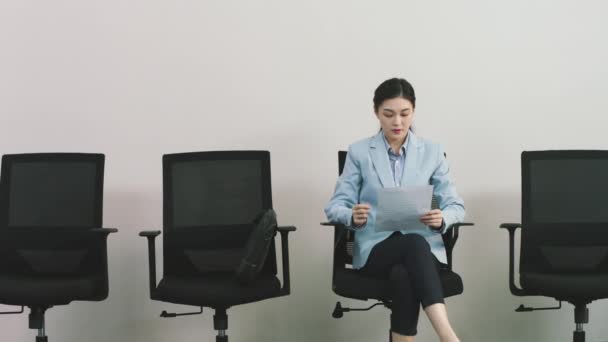 nuori aasialainen liike nainen työnhakija innokkaasti odottaa haastattelua - Materiaali, video