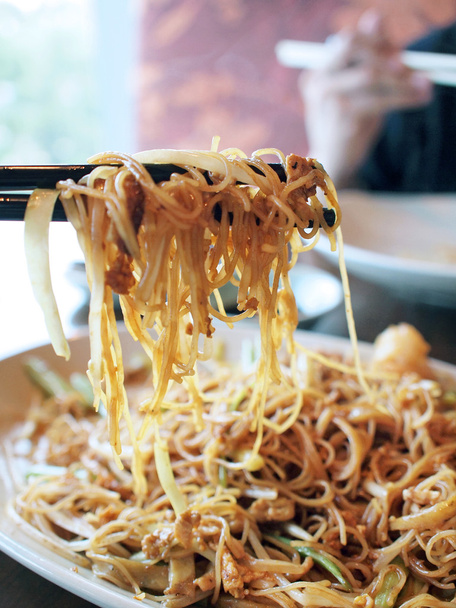 Cueillette de vermicelles frites à la chinoise avec baguettes
 - Photo, image