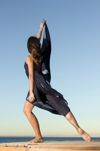 jeune danseuse avec écharpe à la plage
 - Photo, image
