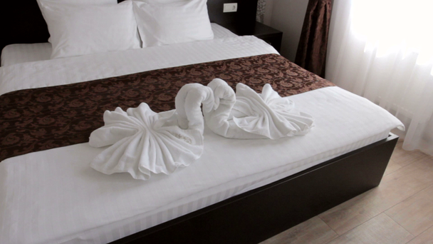 όμορφο ξενοδοχείο δωμάτιο με ένα διπλό κρεβάτι - Πλάνα, βίντεο