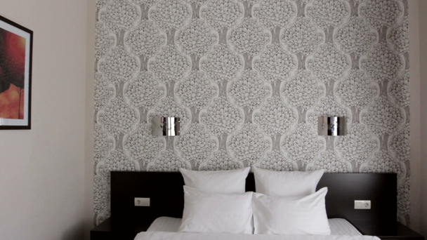 όμορφο ξενοδοχείο δωμάτιο με ένα διπλό κρεβάτι - Πλάνα, βίντεο