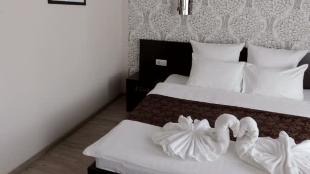 güzel bir otel odasında bir Çift Kişilik Yatak - Video, Çekim
