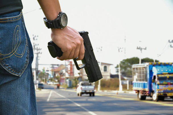 Pistola preta automática de 9mm segurando as mãos prontas para atirar, conceito de segurança, roubo, cofre, guarda, gangster, máfia e esportes de tiro em todo o mundo. - Foto, Imagem