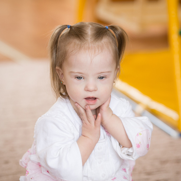 Douce fille avec le syndrome de Down
 - Photo, image