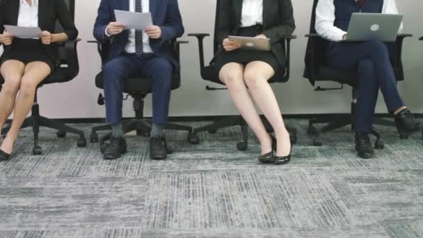 Gruppe asiatischer Führungskräfte Jobbewerber sitzen in aufgereihten Stühlen und warten auf ein Vorstellungsgespräch - Filmmaterial, Video