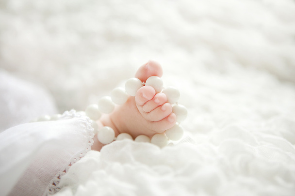 Μικρό μωρό πόδια με χάντρες - Φωτογραφία, εικόνα