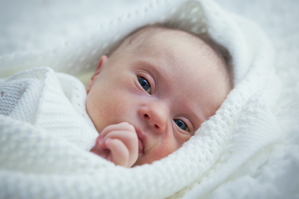 Neugeborenes mit Down-Syndrom ist ruhig und sieht aus - Foto, Bild