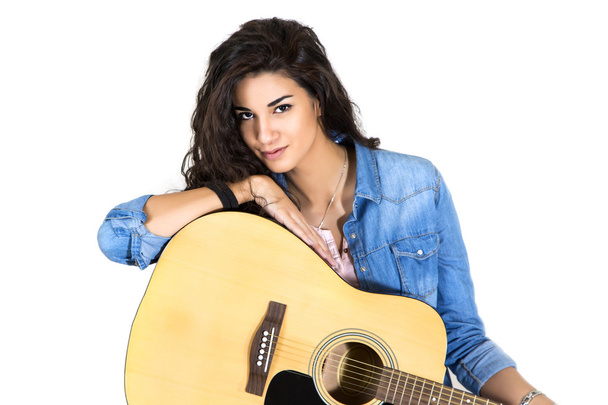 jeune femme avec guitare - Photo, image
