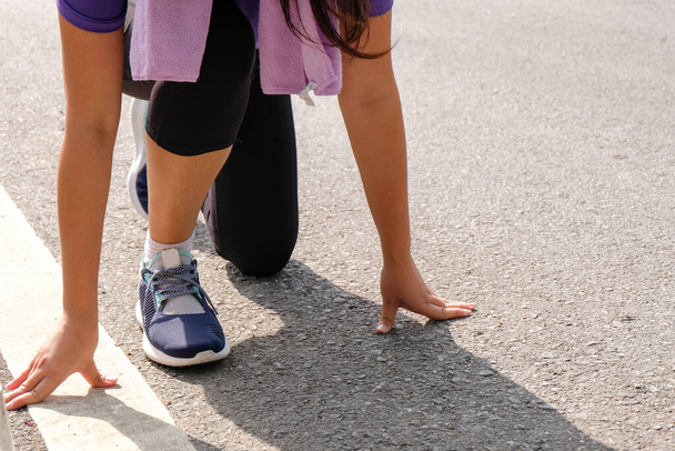 Активная здоровая женщина завязывает кроссовки, бегает трусцой здравоохранения и благополучия концепции - Фото, изображение