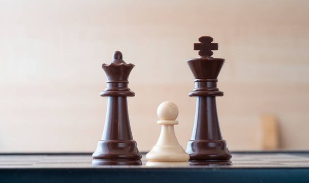 peón pequeño en tablero de ajedrez contra mayor concepto adversario de la adversidad, la disciplina, la igualdad . - Foto, Imagen