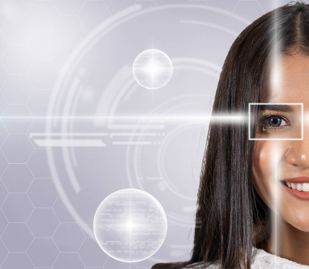 Augenabtastung einer asiatischen jungen Frau durch Laserlicht über den Hintergrund der digitalen virtuellen Technologie, Vision und Identifikationskonzept - Foto, Bild