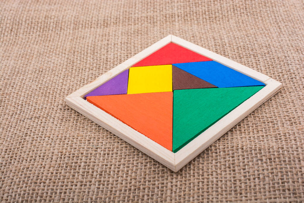 Kleurrijke stukjes van een vierkante tangram puzzel - Foto, afbeelding