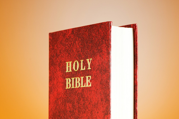 Biblické knihy na barevném pozadí přechodu - Fotografie, Obrázek