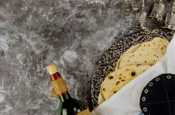 Пасхальный праздник на мацу и вино песах семейный праздник - Фото, изображение