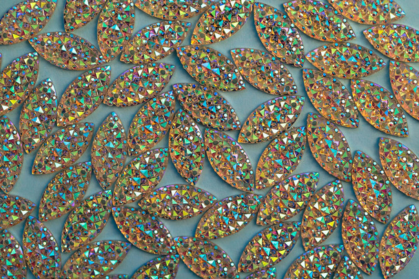 Pearly Rainbow Acryl Strass zum Nähen an Stoffe, Brautkleider, Schmuck, etc. Materialien für Handarbeiten aus nächster Nähe. - Foto, Bild