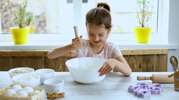 7-jähriges Schulmädchen kocht in der Küche, lässiger Lebensstil, Kleines Mädchen hilft beim Backen. - Filmmaterial, Video