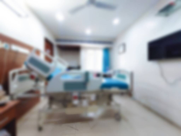 Unscharfer Innenraum eines leeren Aufwachraums / einer allgemeinen Station in einem Krankenhaus mit High-Tech-medizinischem Gerät und Einrichtungen zur Behandlung von Patienten - Foto, Bild