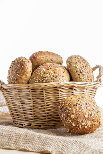 Tuoretta leipää. Tuore leipä maalaismainen perinteinen leipä vehnän viljan korva tai piikki kasvi pellava rakenne tausta. Ruisleipomo, jossa on rapeita leipiä ja murusia. Terveellisen ruoan käsite - Valokuva, kuva