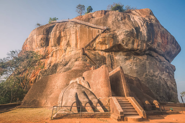 Az ősi történelmi Sigiriya Rock erőd vagy Oroszlánszikla a Matale kerületben Sri Lanka középső tartományban. - Fotó, kép