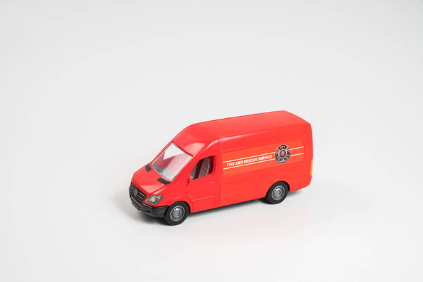 Plastikspielzeug. Auto-Modell auf weißem Hintergrund. Die Karosserie des Transporters. - Foto, Bild