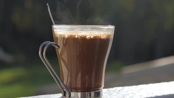 Βραστό ζεστό καφέ στην κούπα στην κορυφή του τραπεζιού.4k - Πλάνα, βίντεο